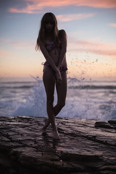 Skuggan av attraktiv kvinna på havet bakgrund — Stockfoto