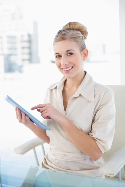 Delighted young blonde businesswoman pointing her tablet pc — Stock Photo, Image