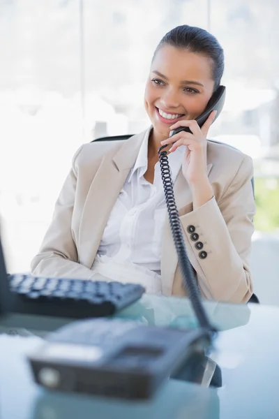 Feliz hermosa mujer de negocios contestando el teléfono — Foto de Stock