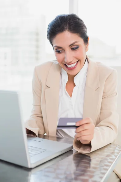 Веселая деловая женщина делает покупки в Интернете с ноутбуком — стоковое фото