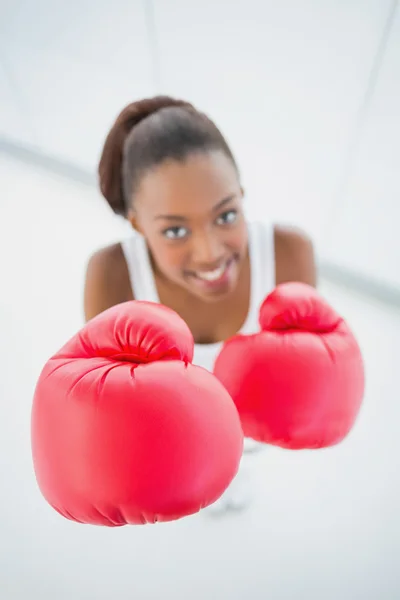 Visão de alto ângulo de mulher apto feliz com luvas de boxe vermelho — Fotografia de Stock