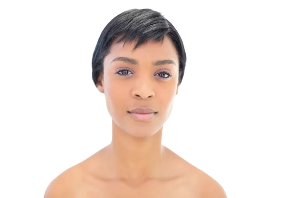Schöne schwarzhaarige Frau posiert vor der Kamera — Stockfoto