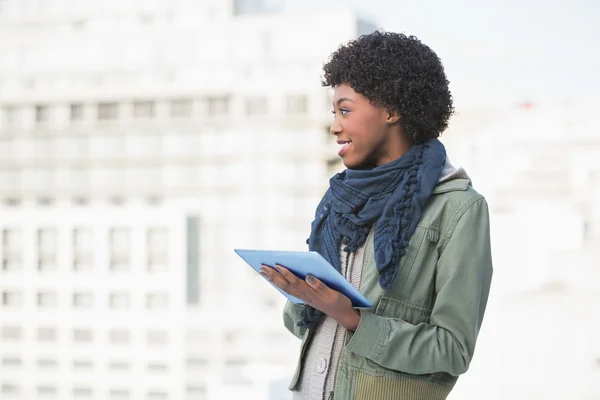 Mujer alegre casual sosteniendo la tableta pc — Foto de Stock