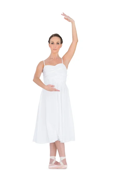 持有 tablet pc 的快乐休闲女人ポーズで立っている深刻な若いバレエ ダンサー — ストック写真