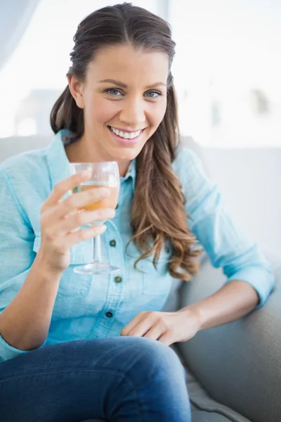 Mulher feliz segurando copo de vinho branco — Fotografia de Stock