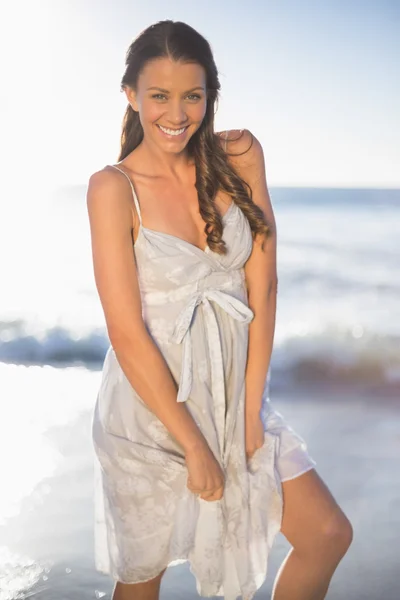 Atractiva mujer posando en la playa — Foto de Stock