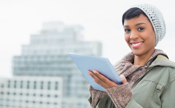 Jeune modèle élégant en vêtements d'hiver à l'aide d'une tablette PC — Photo