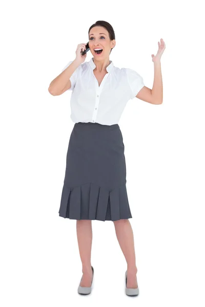 Alegre mujer de negocios teniendo una llamada telefónica —  Fotos de Stock