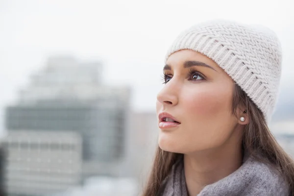 Pensive femme mignonne avec des vêtements d'hiver sur la pose — Photo