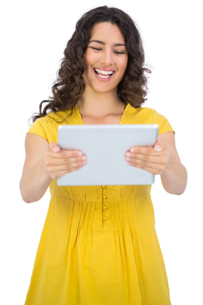 Sonriente joven casual sosteniendo su tableta — Foto de Stock