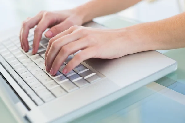 Close up of hands typing on a laptop — Stock Photo, Image