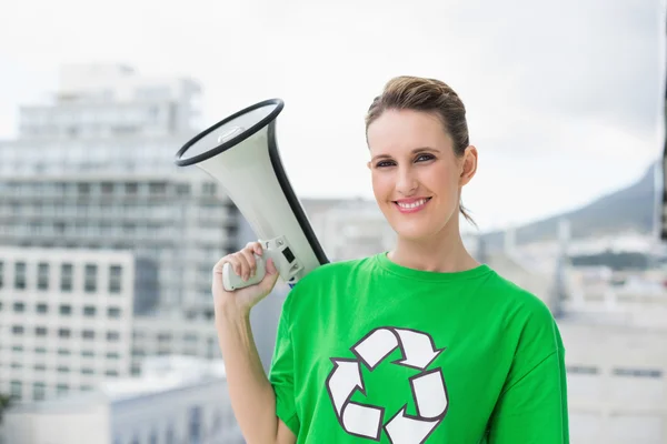 Leende kvinna som bär återvinning tshirt håller MegaFon — Stockfoto