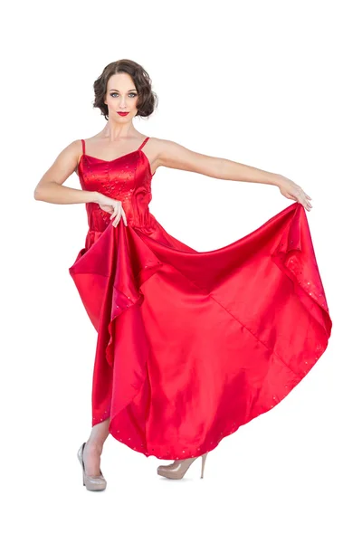 Великолепная танцовщица фламенко позирует, держа свое платье — стоковое фото