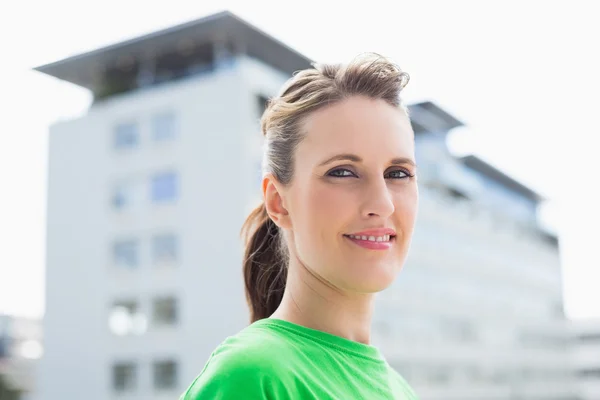 Glimlachende vrouw die naar de camera kijkt — Stockfoto