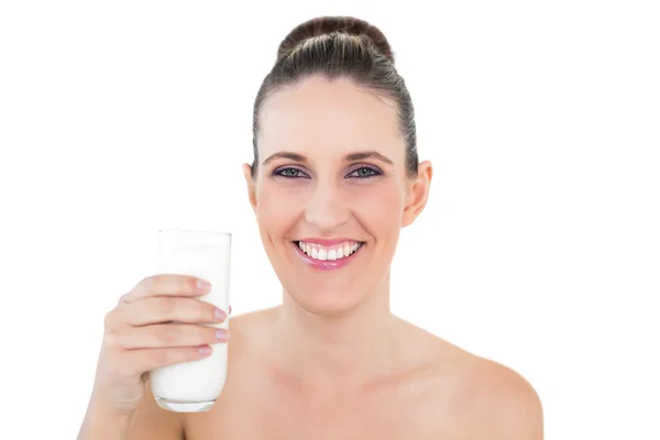 Mujer sonriente sosteniendo un vaso de leche —  Fotos de Stock