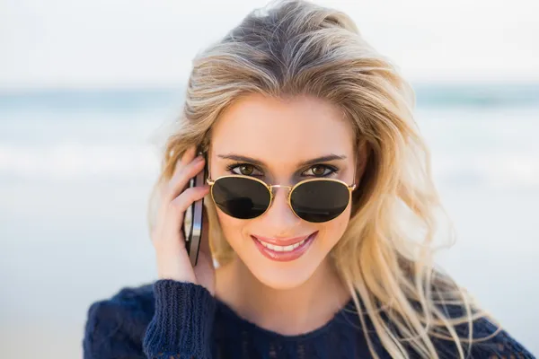 Glada vackra blonda på telefonen ser över hennes sunglasse — Stockfoto