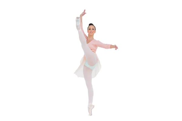 Lächelnd hinreißende Ballerina, die ihr Bein erhebt — Stockfoto