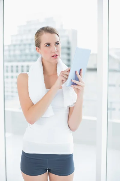 Nadenkend sportieve vrouw gebruiken, tablet pc — Stockfoto