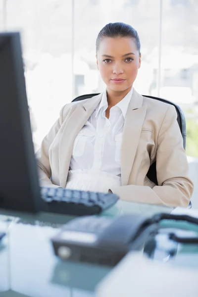 Femme d'affaires sérieuse assise sur une chaise pivotante — Photo