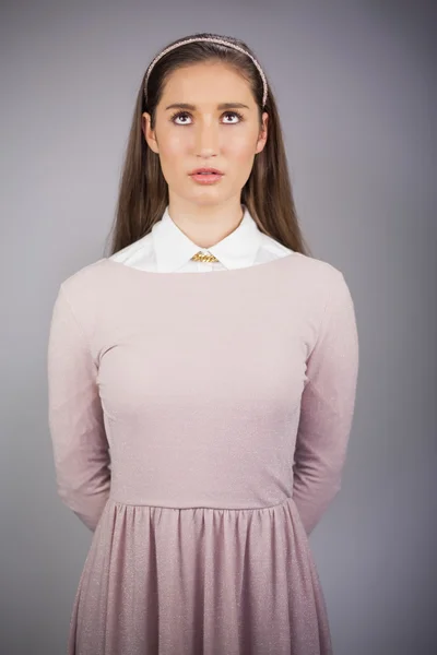 Ernstige mooie model met roze jurk op opzoeken — Stockfoto