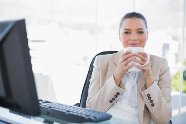 Ontspannen verfijnde zakenvrouw ruiken coffee — Stockfoto