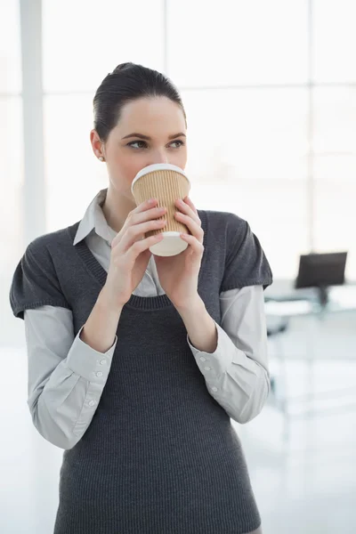 Pretty young businesswoman drinking coffee — Stock Photo, Image