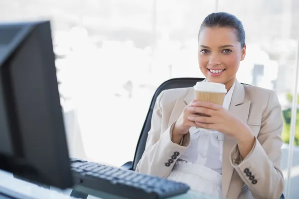 Mutlu sofistike iş kadını holding kahve — Stok fotoğraf