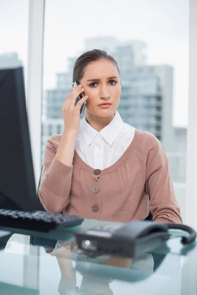 Allvarliga vacker affärskvinna på telefonen — Stockfoto