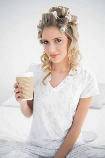 Vreedzame mooie blonde haren krulspelden houden koffie dragen — Stockfoto