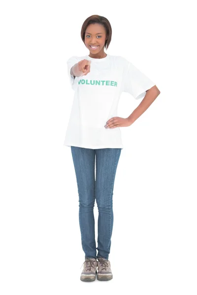 Lächelnder Freiwilliger zeigt geradeaus — Stockfoto