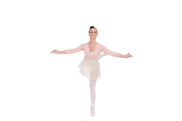Lachende prachtige ballerina permanent in een pose — Stockfoto