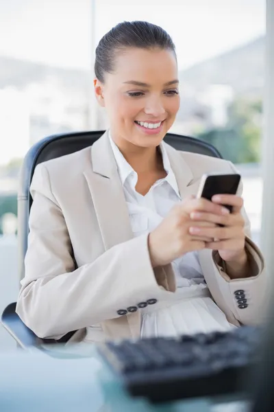 Vrolijke geavanceerde zakenvrouw SMS-berichten — Stockfoto