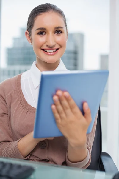 Empresária bonita feliz usando seu tablet — Fotografia de Stock