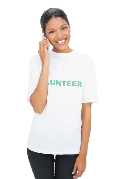 Gelukkig model dragen van vrijwilligers tshirt met een telefoongesprek — Stockfoto