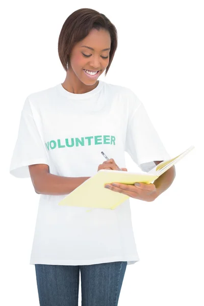 Wesoły kobieta wolontariuszy, pisanie na notebooka — Zdjęcie stockowe