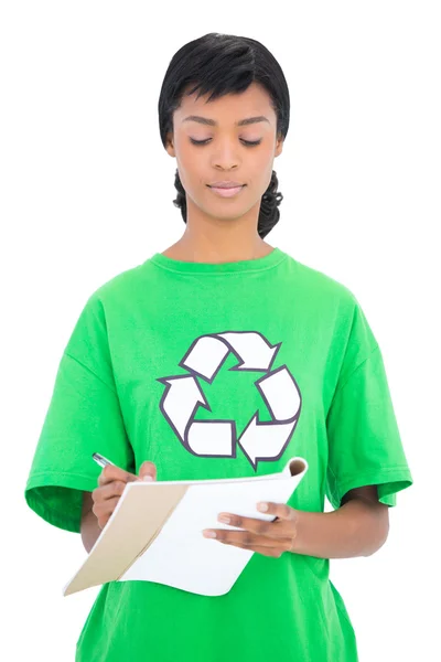 Écologiste aux cheveux noirs concentré écrivant sur un carnet — Photo