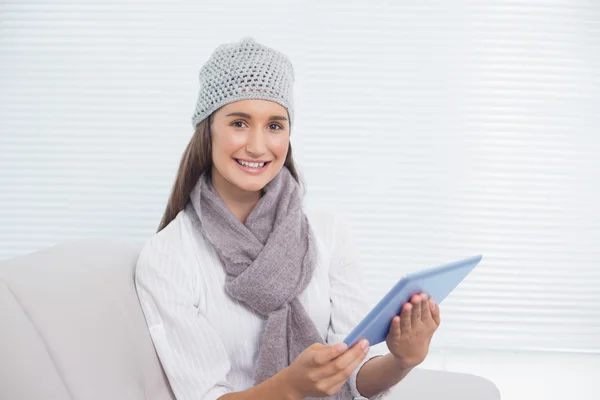 Morena bonita com chapéu de inverno na segurando tablet — Fotografia de Stock