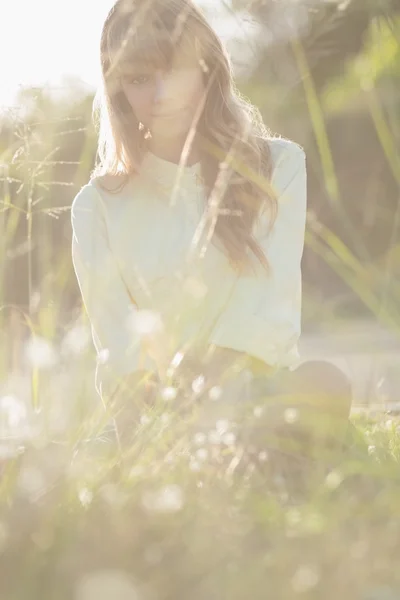 Blonde hipster girl looking at camera — Stock Photo, Image