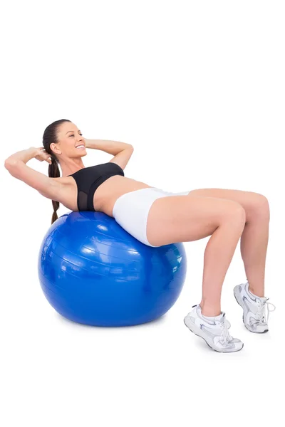 Femme en forme gaie travaillant avec ballon d'exercice — Photo