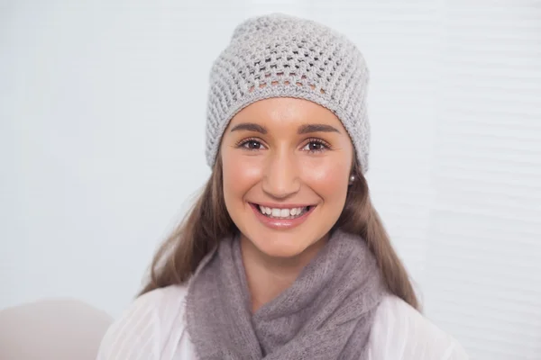 Souriant jeune brune avec chapeau d'hiver sur la pose — Photo