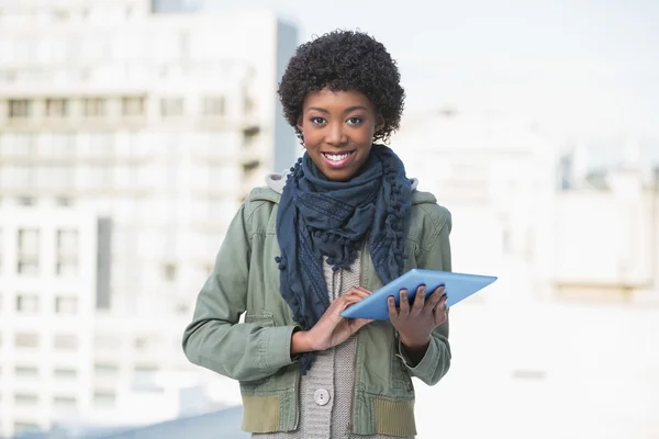 Sorridente donna casual tenendo tablet pc — Foto Stock