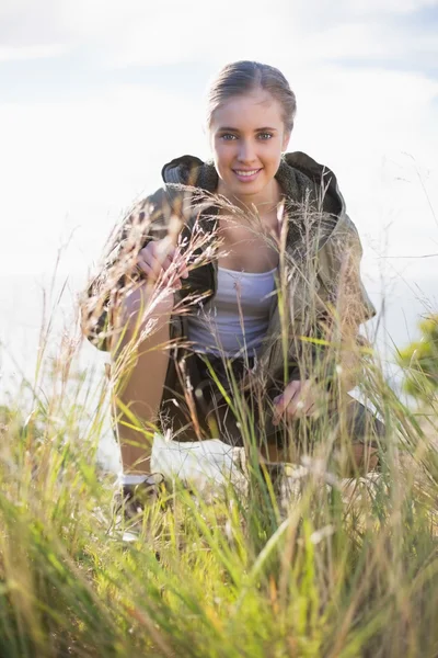 Blondine kniet nieder — Stockfoto