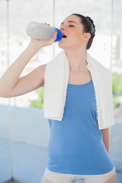 Vrij slanke vrouw hydraterende — Stockfoto