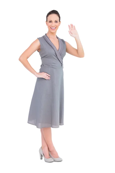 Glücklich elegante Frau in edlem Kleid winkt in die Kamera — Stockfoto