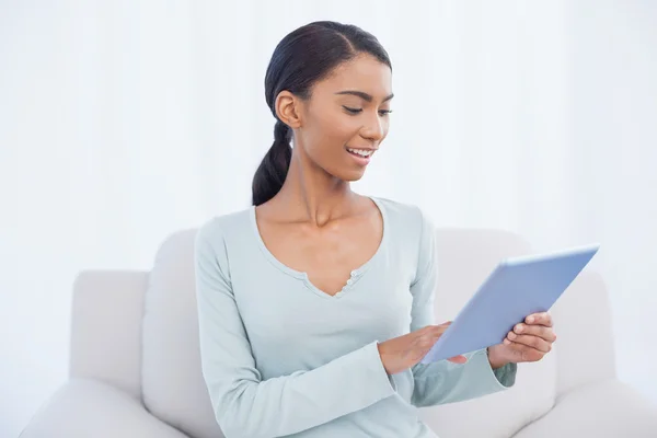 Mulher atraente alegre usando seu tablet digital — Fotografia de Stock