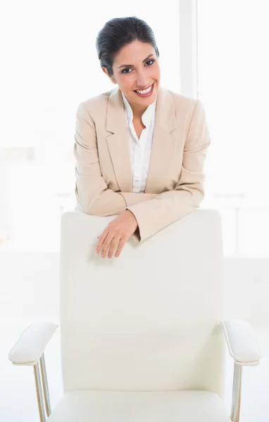 Stylische Geschäftsfrau steht hinter ihrem Stuhl — Stockfoto