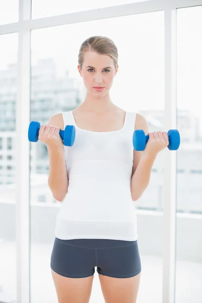 Mujer en forma haciendo ejercicio con pesas —  Fotos de Stock