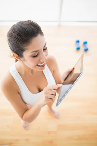 Passen vrouw met behulp van Tablet PC die het nemen van een pauze van training — Stockfoto