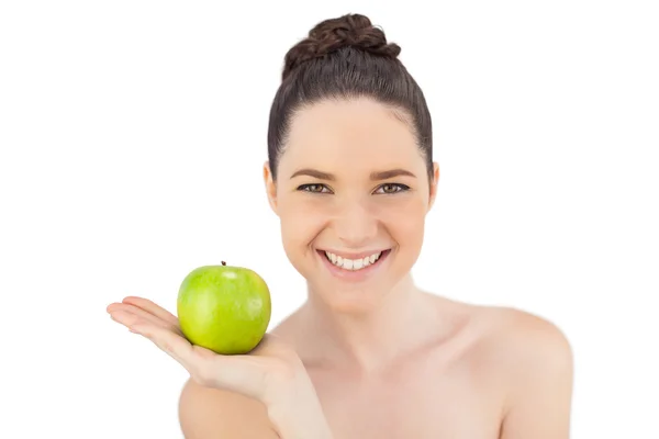 Sorrindo modelo bonito segurando maçã — Fotografia de Stock