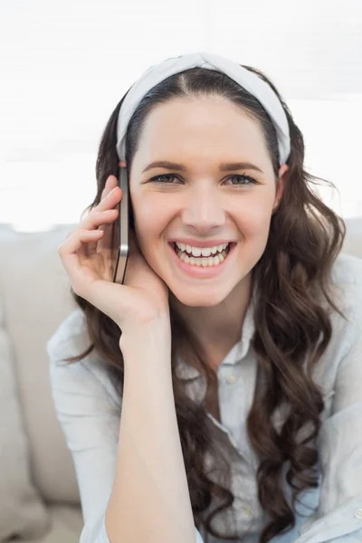携帯電話の呼び出しを持つカジュアルな女性の笑みを浮かべてください。 — ストック写真